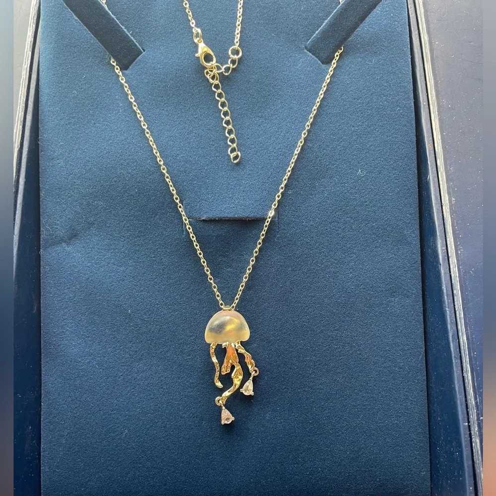 Elegant Gold Jellyfish Pendant Necklace - Picture 1 of 4